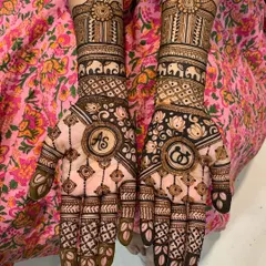 A clearer view of the personalized mehndi design with the initials "AS" and "CD". The combination of personalized elements and traditional patterns creates a balanced and beautiful look.