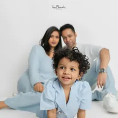 I often focus on the little one, letting them be the star of the show. Here, her curious expression is perfectly framed by her parents, who are softly focused in the background, creating a portrait with depth and emotion.