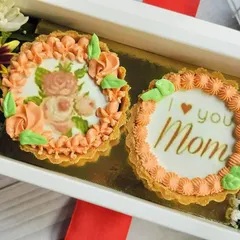 This Chocolate Mini Tart Hamper Box was a special creation for Mother's Day. It includes two custom-decorated chocolate tarts alongside fresh flowers for a beautiful and delicious gift.