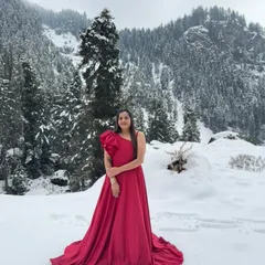 Planning a pre-wedding shoot in a dreamy location? We’ve got you covered. This stunning red one-shoulder gown creates a beautiful contrast against the snow, making for unforgettable pictures. Our party and pre-wedding gown rentals are perfect for creating those magical moments.