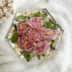 A special bouquet turned into a beautiful keepsake. This elegant hexagon block preserves gorgeous pink roses, capturing the magic of love and memories.