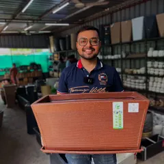 This is one of my most popular roto planters, shown here in a beautiful antique brown finish. It's lightweight, comes with a matching tray, and is perfect for both indoor and outdoor use. The design is modern and fits well in any garden setting.