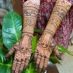 A beautiful engagement mehendi with heavy jaal (net) work on the palms and fingers. The forearms are decorated with geometric patterns and lotus motifs for a complete look.