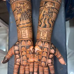 A special message for 'Dadu' (grandfather) is woven into this beautiful bridal design. It's these heartfelt touches that make the mehendi a part of the family's memories.