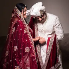 Who said happily ever after can’t come with endless giggles? Hityshi and Pratik share a laugh in this candid wedding portrait.