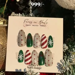 A classic Christmas color palette. This press-on set includes candy cane stripes, snowflakes, and glittery polka dots in red, green, and white.