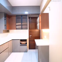 This L-shaped kitchen combines glossy grey laminate cabinets with wood-finish accents for a touch of warmth. The design includes open shelving for wicker baskets, providing a practical and stylish storage solution for vegetables or other essentials.