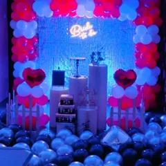 Here, the "Bride to be" balloon decoration is illuminated with blue and red party lights. This creates a vibrant, club-like feel that's perfect for a fun night with friends before the big day.