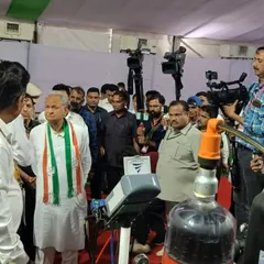 We were honored to have the Honorable Chief Minister of Rajasthan, Shri Ashok Gehlot, visit our demo farm at the Kisan Mahotsav. Our team explained the workings of our smart filtration and fertigation systems.