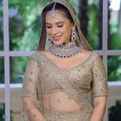Ivory and bronzy eyes, shiny nude lips, and highlighted features. This is an effortless bridal look that simply radiates elegance.