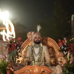 The groom's arrival is a statement of grandeur. I arrange for majestic entries, like this one on an ornate, elevated carriage, complete with floral decorations and a regal bearing, setting a royal tone for the ceremony ahead.