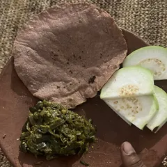 A simple yet powerful meal of Kesa (colocassia) palya with ragi rotti and fresh guava, highlighting the use of local greens and millets.