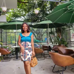 I practice what I preach. Here I am, a 'True Spring', enjoying a day out wearing bright, clear colors that are part of my personal palette. Knowing your colors means you can shine with confidence every day.