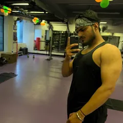 A typical gym session look. Maintaining this physique year-round requires a sustainable diet plan that becomes a lifestyle, not a temporary crash diet.