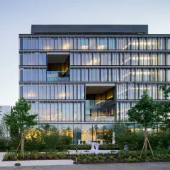 The Virchow 16 building at the Novartis Campus in Basel shows how recessed balconies and integrated planters can create a varied, living facade. This design provides employees with direct access to outdoor spaces and fresh air on every level.