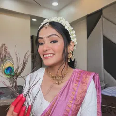 My artistic take on a Radha look for Janmashtami. This features a classic winged liner, a beautiful gajra headband, and traditional red alta on the hands, creating a look that is both devotional and beautiful.