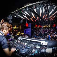 A shot from one of my residency nights at Club Privee. Having played here for over six years, I have learned how to entertain large crowds and perform alongside major national artists.