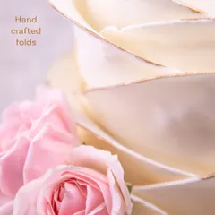 The texture of these handcrafted folds, each one carefully placed and edged with gold, gives this wedding cake a unique and sophisticated finish.
