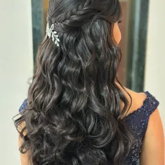 A classic open-hair look with soft waves and a simple braided detail, perfect for a pre-wedding event or for a wedding guest.