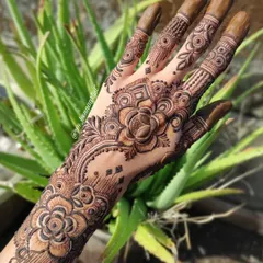 The final look of this floral back-hand design I did for myself. The combination of roses, leaves, and geometric elements is one of my favourites.