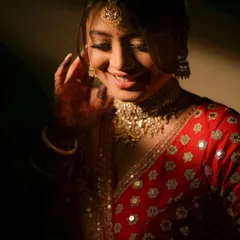 There's a special kind of glow a bride has on her wedding day. I love playing with light and shadow to create artistic bridal portraits that are as radiant and unique as she is.