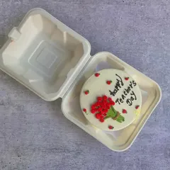 A simple and heartfelt bento cake for Teacher's Day, decorated with a hand-piped bouquet of red flowers. It’s a beautiful way to show appreciation.