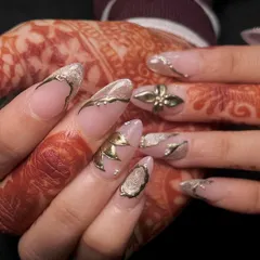 Dripping in gold. This stunning bridal set features intricate gold chrome art and 3D floral accents over a sheer pink base, perfectly complementing the henna.