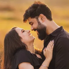 Capturing the golden hour glow. This intimate, sun-kissed portrait of a couple sharing a laugh showcases the warm, natural, and candid style we love for pre-wedding photography.