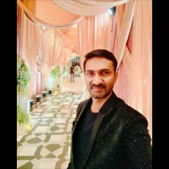 A quick selfie inside the beautifully decorated hallway at the Conrad, Pune. I always take a moment to appreciate the atmosphere before a performance.