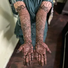 The completed bridal henna for Rushda, showcasing a symmetrical design rich with roses and delicate patterns.