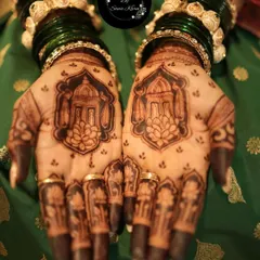 A unique and architectural design featuring the domes of a palace or temple on the palms, a grand and symbolic choice for a bride.