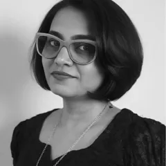 Simplicity is the ultimate sophistication. This black and white portrait showcases a classic bob with soft, rounded edges.
