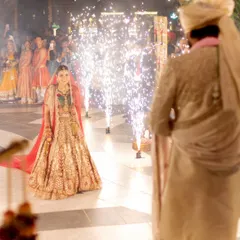 A true fairytale entrance. The bride walks towards the groom, her path illuminated by sparkling cold pyros, creating a magical and unforgettable moment of anticipation.