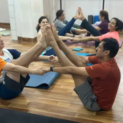 Practice is always better together. Our partner yoga sessions, like this supported Navasana (Boat Pose), are a beautiful way to build trust, strength, and connection within our tribe.