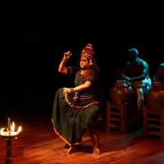 A captivating moment from "Shaiva Koothu," a Nangiar Koothu performance by Kapila Venu. This ancient solo storytelling tradition was adapted for the first time to tell the story of the Tamizh saint Thiru Karaikkal Ammaiyar.