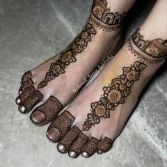 Another angle of the minimal bridal feet design, showing how the pattern elegantly adorns the feet without being overpowering.
