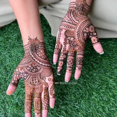 This detailed Indo-Arabic design is inspired by the work of another artist and showcases a beautiful flow of patterns from the wrist to the fingers. The mix of bold and fine lines is characteristic of this style.