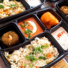 A closer look at one of my complete meal boxes. This one has a fragrant vegetable pulav, a rich paneer gravy, a homemade hara bhara kabab, and a side of raita. It’s a balanced, satisfying meal that tastes just like home.