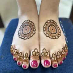 A simple and chic minimal leg design. This style features a classic mandala on the top of the foot with delicate patterns on the toes.