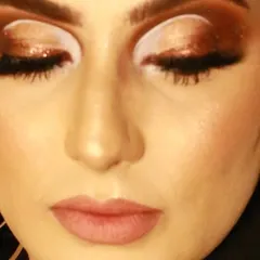 A close-up look at a cut-crease eye makeup style with a touch of glitter. Mastering techniques like this is a key part of my advanced makeup course, where we focus on precision, blending, and creating impactful eye looks.