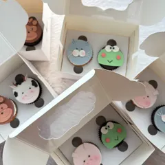 More of the animal cupcake collection being boxed up. These are perfect for return gifts at a birthday party, with each child getting their own little edible friend.
