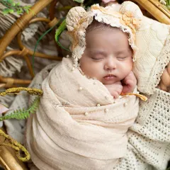 All the cuteness you need to kickstart your weekend. This baby is wearing one of my delicate, vintage-style bonnets, perfect for a soft and timeless look.