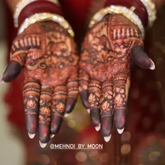 A close up of a rich, dark bridal stain. You can still see the clarity of the intricate lotus patterns on the fingers and the detailed work on the palms. This is the finishing I always strive for.