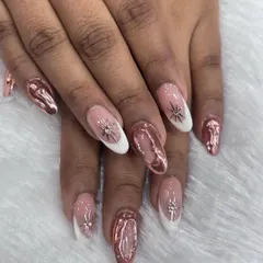 A unique combination of styles. This set features a classic white French tip, sparkling starburst accents, and accent nails with a stunning rose gold chrome finish.
