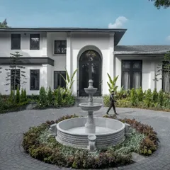 The arrival at the House of Verandahs sets a tone of timeless grandeur. We designed this formal entrance with a classic fountain and symmetrical landscaping to create a powerful sense of place, reinterpreting colonial planning for contemporary life.