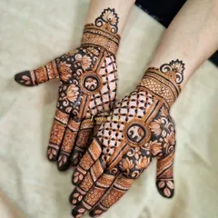 This sider design is a beautiful fusion of styles. It combines a traditional jaali (net) pattern with delicate floral work and a central circular motif containing a small elephant, offering a rich yet uncluttered look.