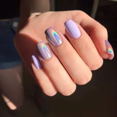 Embrace your inner sparkle with these holographic nails. This set features a mix of solid lilac and a stunning holographic finish that shifts colors in the light.