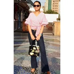 This is a perfect everyday look that combines style and comfort. The wrap top flatters the waist, while the flared denims create a balanced, elongated silhouette. I help you find these go-to outfits that always make you feel good.