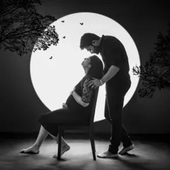 A black and white maternity silhouette against a full moon backdrop. This dramatic, high-contrast style creates a timeless and artistic portrait.