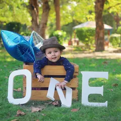 Celebrating one year old in the great outdoors! Using simple props like this "ONE" sign and a wooden crate, we can create a classic and timeless birthday portrait in a natural setting.